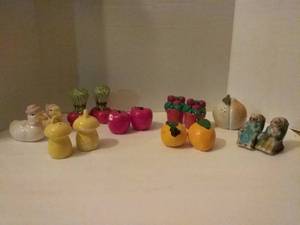 lot 233 image: 8 More Sets Vintage Salt & Pepper Shakers