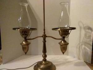 lot 239 image: Vintage Brass Double Arm Hurricane Lamp