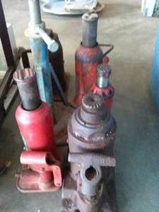 lot 257 image: Assorted Jacks and Jack Stands