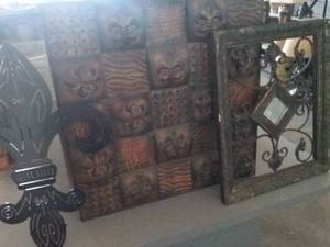 lot 264 image: Metal Fleur de Lis Wall Dcor. 3 Large pieces