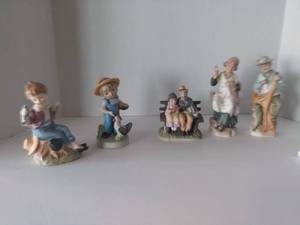 lot 280 image: 5 pc Vintage Hummel and Homco Style Figurines