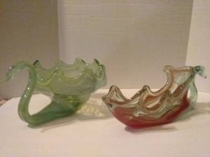 lot 30 image: Set of Two Vintage Sooner Art Glass Swans, 16