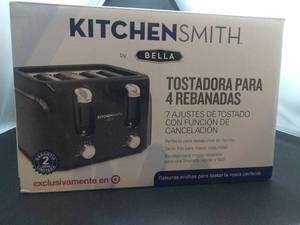lot 32 image: NEW KITCHEN SMITH BY BELLA 4 SLICE TOASTER