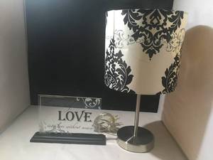 lot 80 image: LAMP AND HOME DECOR