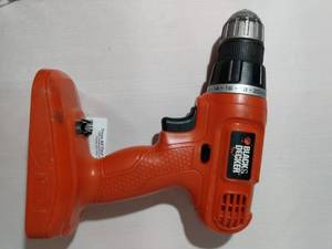 lot 8 image: BLACK & DECKER 18v DrillDriver