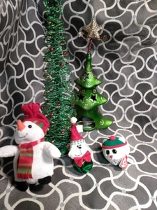 lot 160 image: CHRISTMAS DECOR