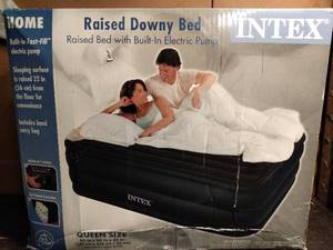 lot 152 image: QUEEN SIZE AIR UP BED WITH BUILT IN PUP