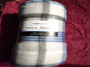 lot 135 image: MAINSTAYS FLEECE THROW SIZE 50X60