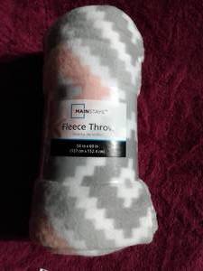 lot 133 image: MAINSTAYS FLEECE THROW