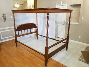 lot 1 image: Antique Poster Bed Frame 84x59x68 (Emblem says Cavalier)