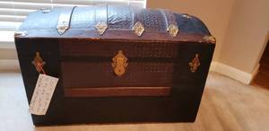 lot 2 image: Vintage Trunk with Original Interior and Leather Handles