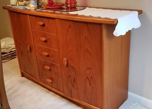 lot 7 image: Beautiful Teak Buffet Cabinet (Matches Lot 5)
