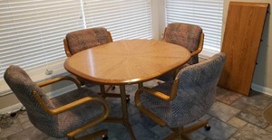 lot 249 image: Kitchen Table with Leaf and 4 Cushioned Chairs on Wheels