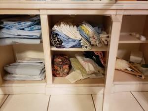 lot 104 image: Linens and Contents as shown