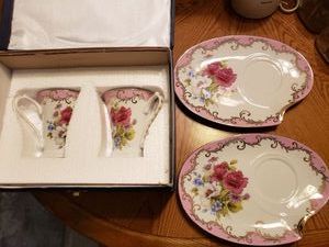 lot 109 image: Sorelle Fine Porcelain Pair of Tea Cups and Plates with Case