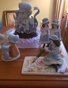 lot 124 image: Jan Hagara Collection David, Haley & Hillary, and Mary Lou PLUS Circle of Friends Figurine by Masterpiece
