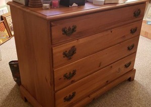 lot 181 image: Cherokee Furniture Co. Ltd. Edition 4-Drawer Dresser with Dovetail Joints 42x20x34