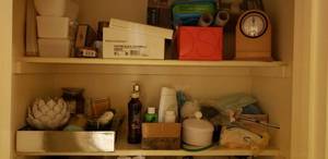 lot 150 image: Contents of 2 Shelves Porcelain Towel Bar Set, Desk Clock, Candles, and More