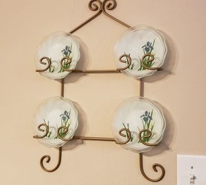 lot 196 image: Metal Wall Plate Holder with 4 Plates