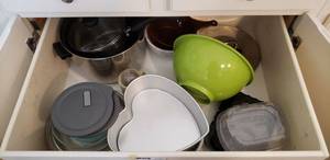lot 35 image: Farberware Pan, Double Broiler Pan, Pyrex Bowls