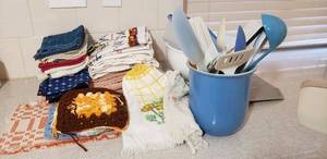 lot 43 image: Dish Cloths, Plastic Strainer, Jar with Kitchen Utensils