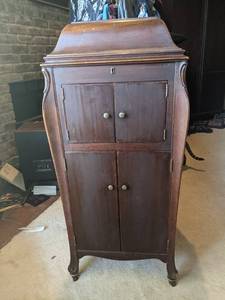 lot 13 image: Victor Victorola VV-XI 297182G Cabinet Minus Record Turn Table, see pictures