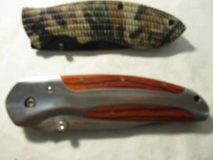 lot 32 image: 2-Lock Blade Pocket Knifes