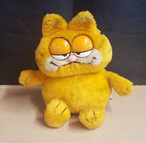 lot 44 image: 1981 Garfield Plush