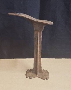 lot 49 image: Vintage Cast Iron Shoe Cobbler Repair Stand No. 3