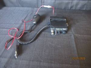lot 26 image: COBRA 19 DX IV CB RADIO