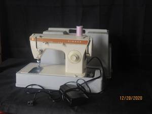 lot 118 image: SINGER 247 SEWING MACHINE IN CASE