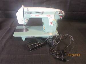 lot 126 image: VINTAGE NEW HOME SEWING MACHINE MODEL 534