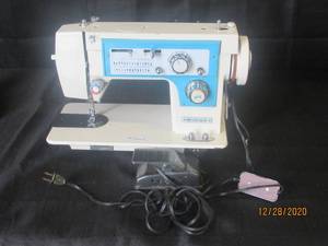 lot 129 image: DRESSMAKER 7000 SEWING MACHINE