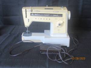 lot 133 image: SINGER STYLIST 534 SEWING MACHINE