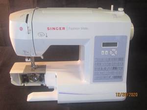 lot 141 image: SINGER FASHION MATE 5560 NO POWER CORD