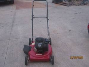 lot 150 image: MURRAY LAWNMOWER WITH BRIGGS & STRATON 450E SERIES MOTOR HAS COMPRESSION NEEDS A BAIL HANDLE