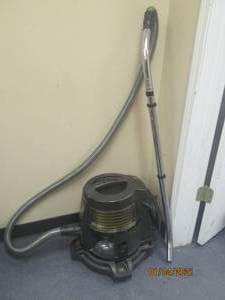 lot 186 image: VINTAGE RAINBOW VACCUM