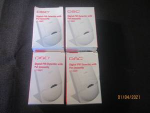 lot 109 image: 4 DSC DIGITAL PIR DETECTOR WITH PET IMMUNITY MODE LC-100PI