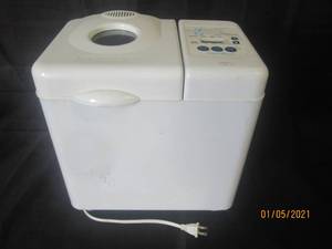 lot 290 image: AMERICAS FAVORITE WEST BEND BREAD MAKER