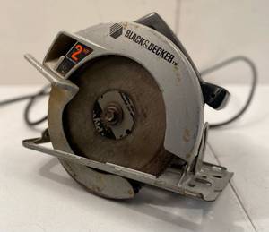 lot 26 image: Black & Decker 7 14 Circular Saw