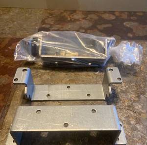 lot 373 image: 4 Pallet Anchor Bracket