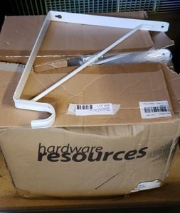 lot 26 image: White Shelf Brackets, 16 Total