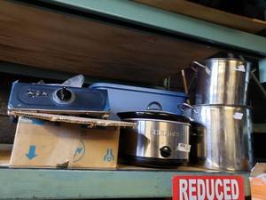 lot 51 image: Chefman Crockpot, King Kooker Cooking Pots, Portable Gas Stove still in packaging (Labels in a different language)