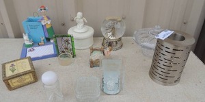 lot 40 image: Lot- figurines, glasscrystal dishes, snow globe