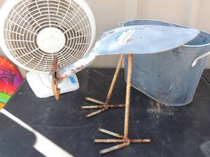 lot 55 image: Lot of 3 metal tub containers,  small fan, and handmade metal bird yard art