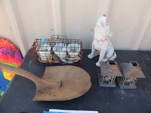 lot 75 image: Yard dcor- howling wolf, metal basket with shovel head two hanging metal lanterns,