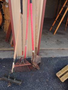 lot 81 image: Lot of yard tools 2 shovels 3 rakes