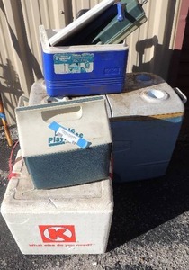 lot 88 image: Lot of 4 coolers - one Styrofoam , 2 lunchmate sixe, one Rubbermaid on wheels