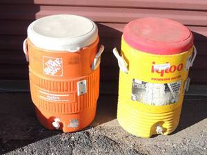 lot 89 image: Lot of 2 Igloo water coolers 20 and 14