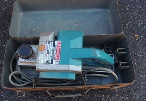 lot 93 image: Makita power planer model 1100   115 volts 750 watts in metal box